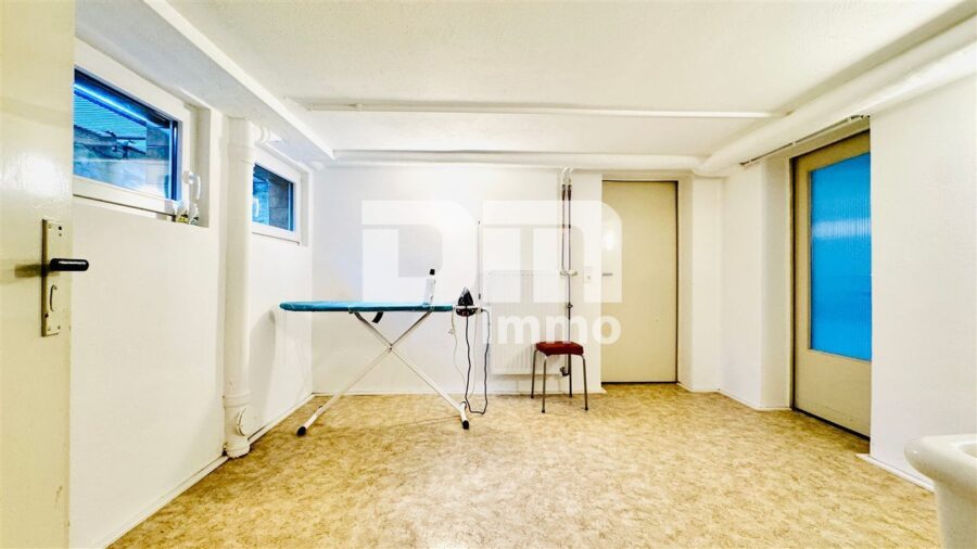 Zeitlose Eleganz trifft Moderne: Modernisiertes Einfamilienhaus mit großem Garten und Garage - Souterrain Waschküche